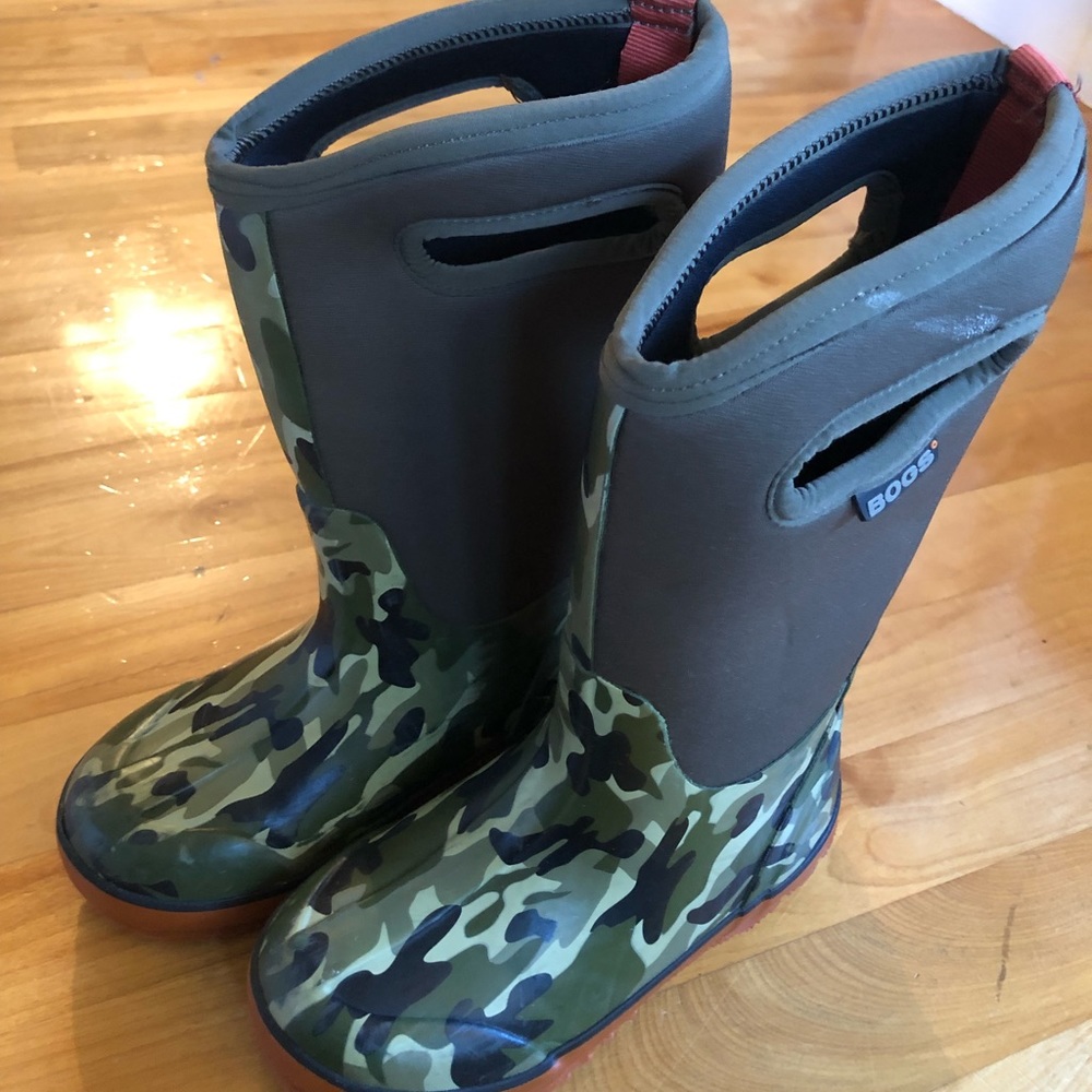 Bogs kids snow boots size 12 gently worn